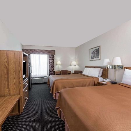 Howard Johnson By Wyndham Iowa La Экстерьер фото
