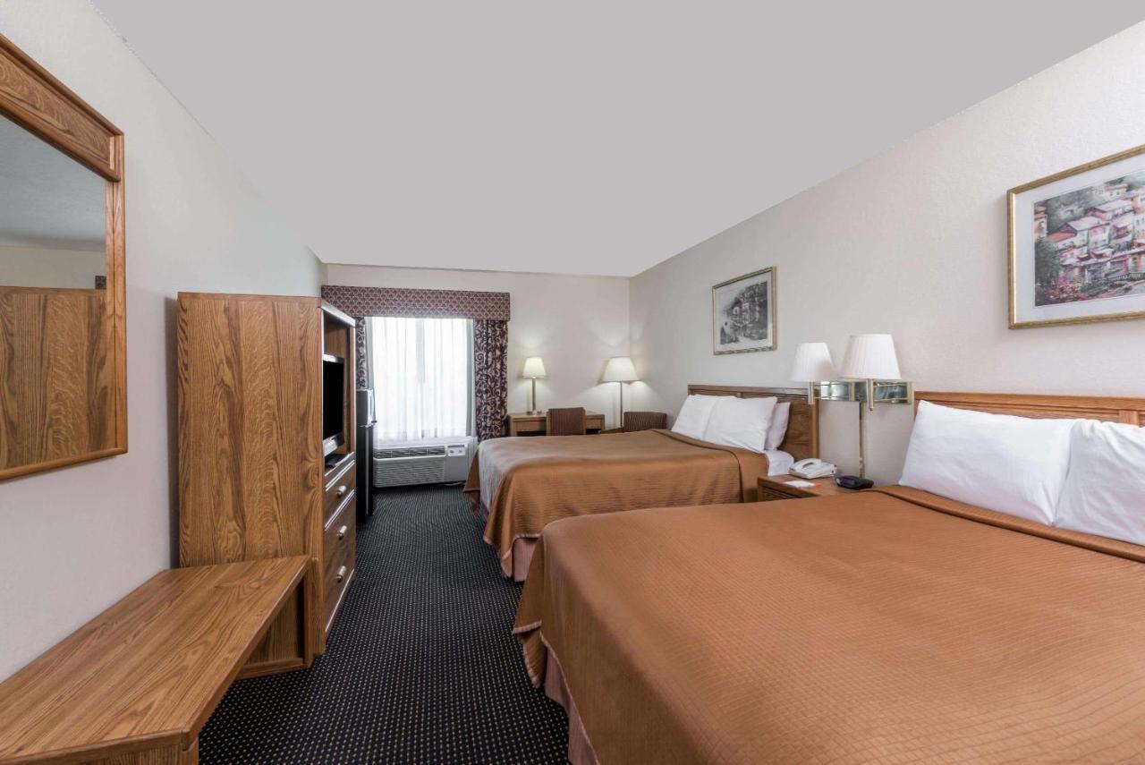 Howard Johnson By Wyndham Iowa La Экстерьер фото