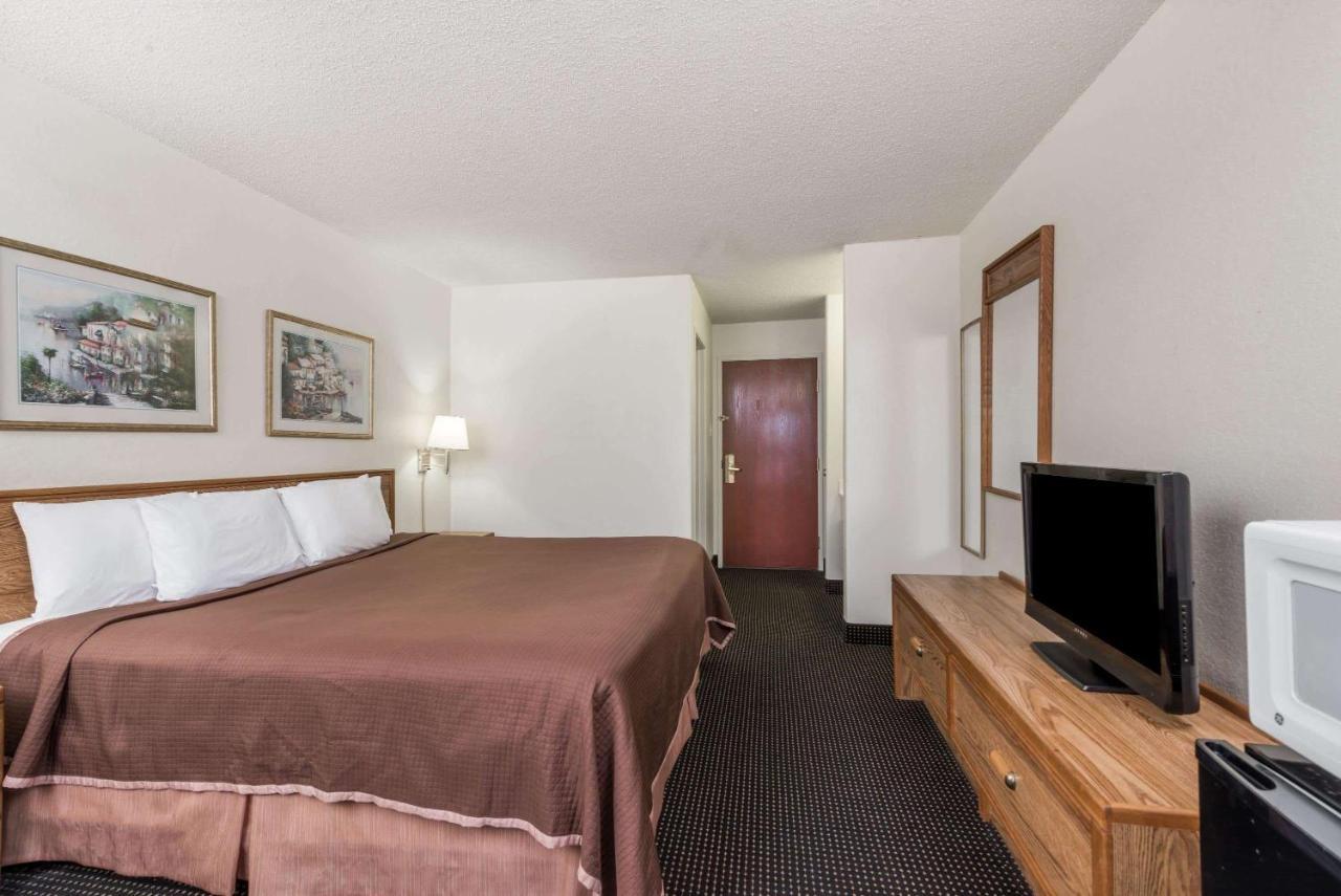 Howard Johnson By Wyndham Iowa La Экстерьер фото