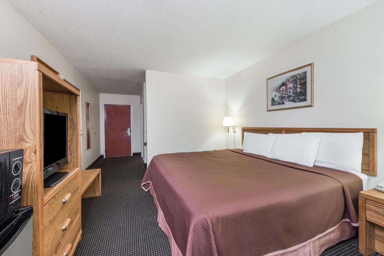 Howard Johnson By Wyndham Iowa La Экстерьер фото